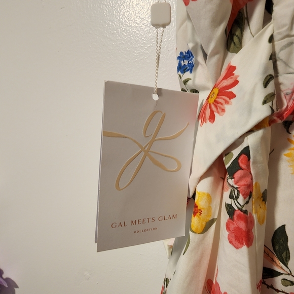 GAL MEETS GLAM Beverly Floral Romper - Picture 9 of 16